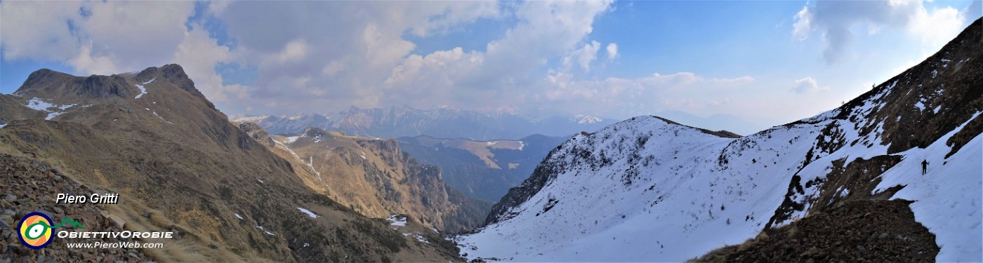 69 Ripercorriamo al ritorno  il sentiero di Val Serrada seguendo le profonde impronte tracciate in andata.jpg